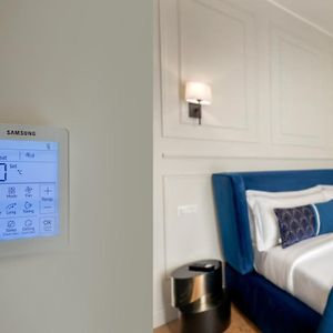 Camera piccola con letto king size